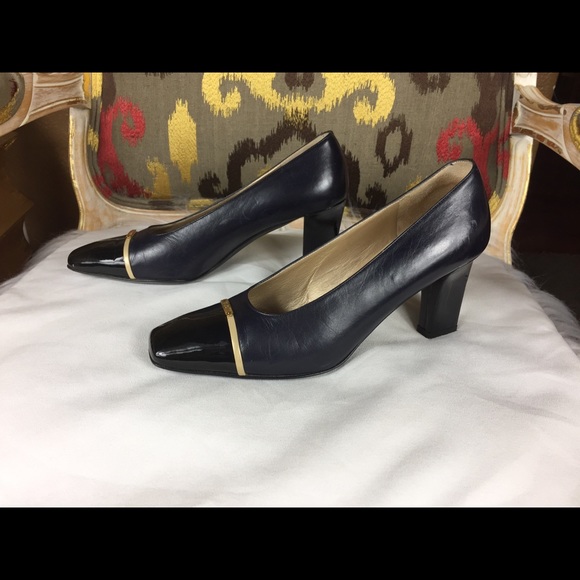 ST JOHN 🎉HP🎉Made in 🇮🇹 Classic Two Toned Heel - Picture 2 of 8